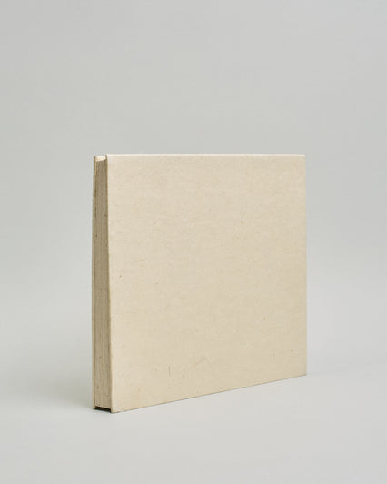 Ein Quadratisches Fotoalbum oder Gästebuch mit Hardcover in weißer, naturfarbener Grundfarbe #1