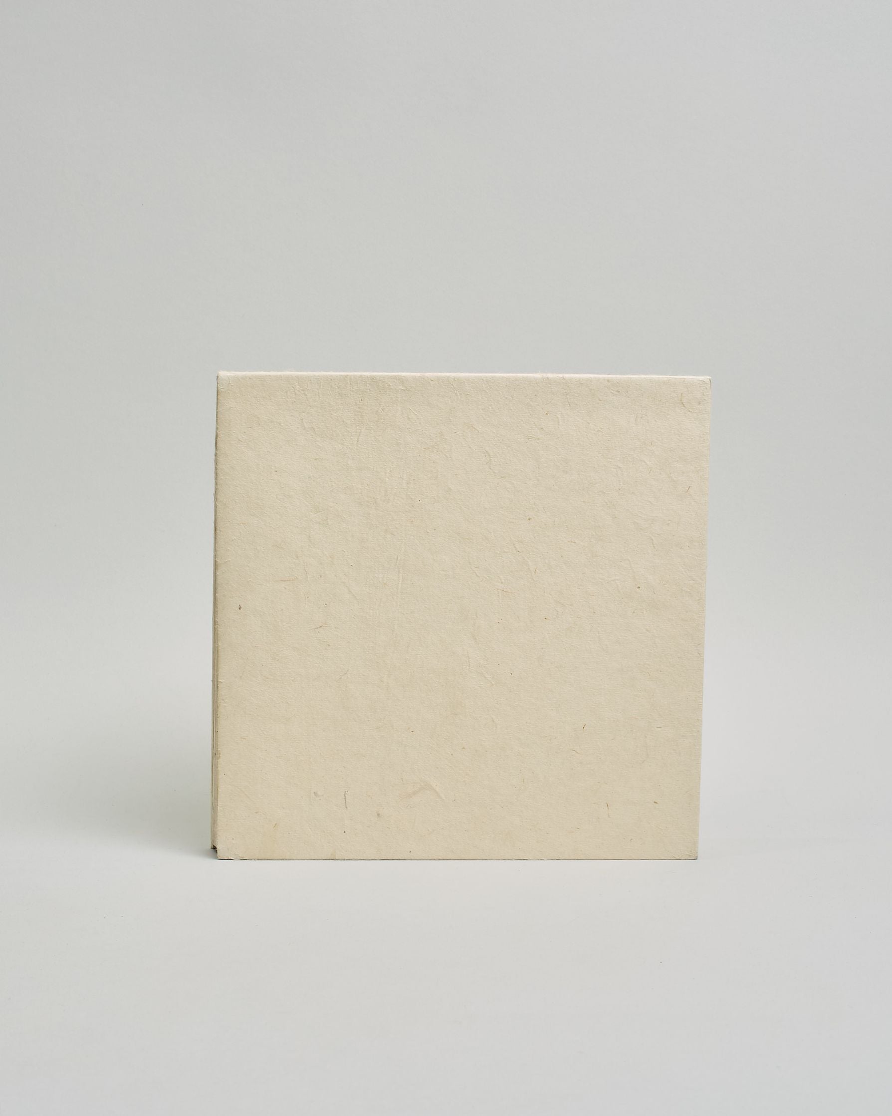 Ein Quadratisches Fotoalbum oder Gästebuch mit Hardcover in weißer, naturfarbener Grundfarbe #2