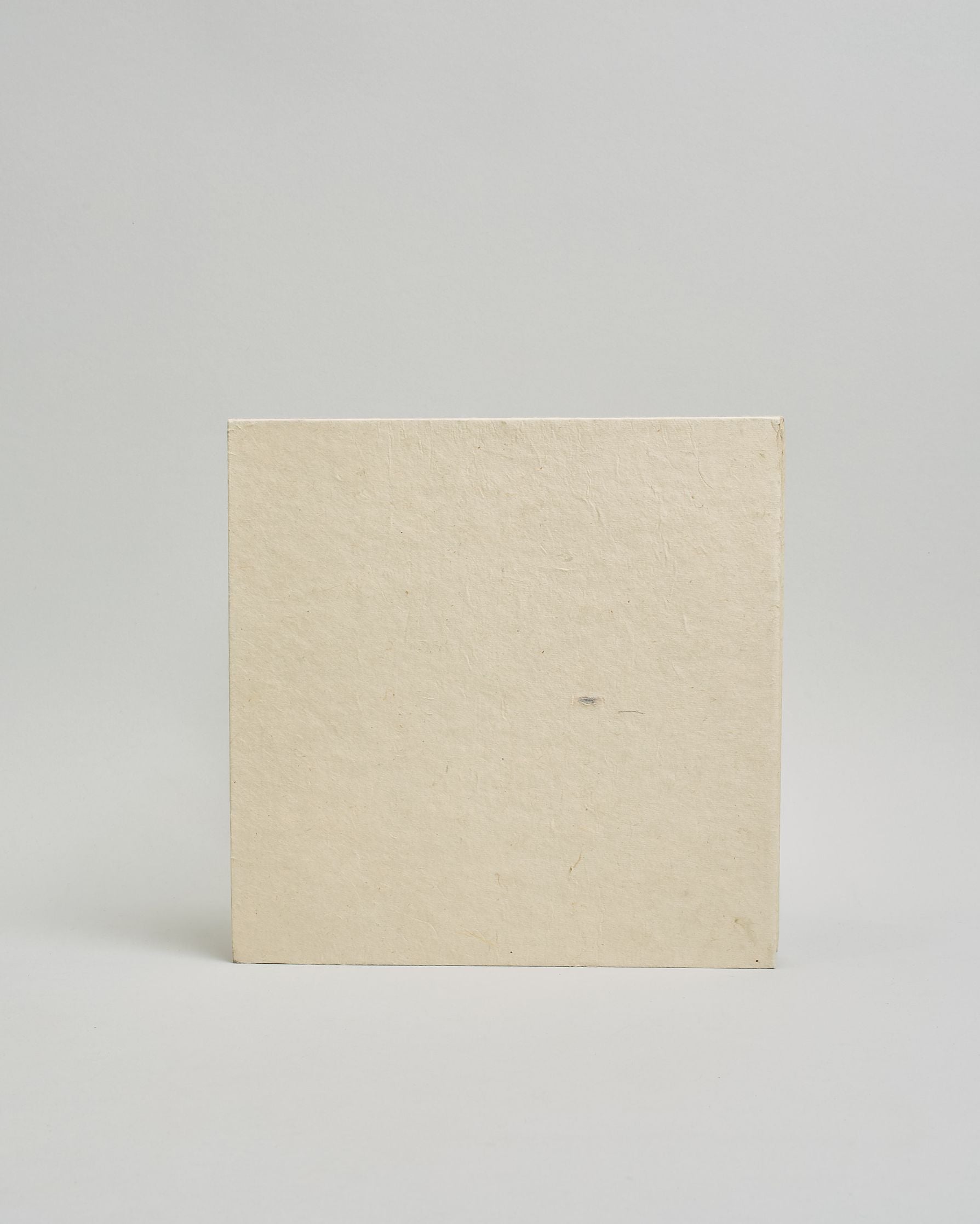 Ein Quadratisches Fotoalbum oder Gästebuch mit Hardcover in weißer, naturfarbener Grundfarbe #3