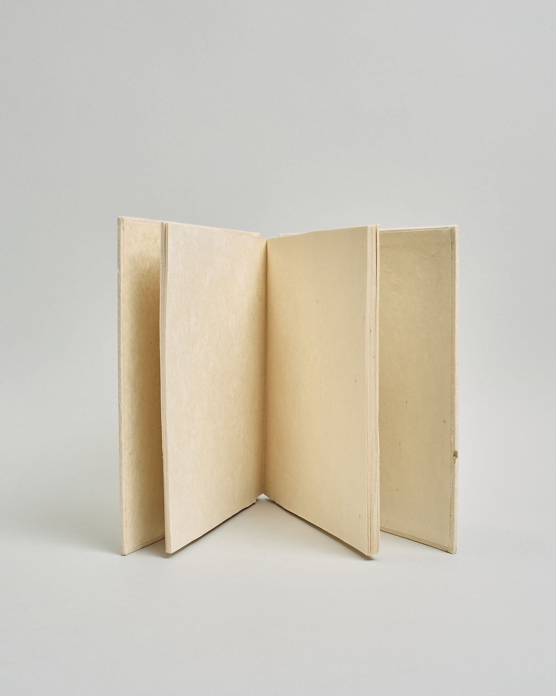 Ein Quadratisches Fotoalbum oder Gästebuch mit Hardcover in weißer, naturfarbener Grundfarbe #4