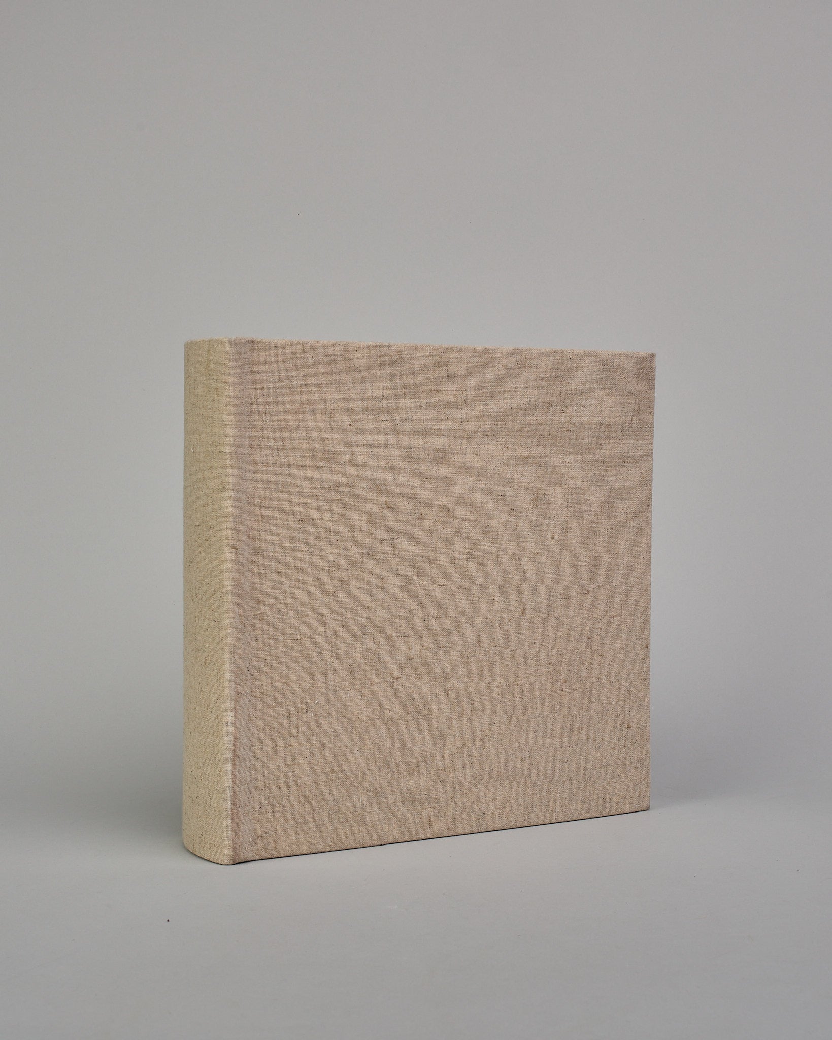 Hellbeiges quadratisches Fotoalbum mit Leineneinband und weißen Seiten #1