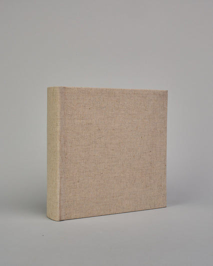 Hellbeiges quadratisches Fotoalbum mit Leineneinband und weißen Seiten #1