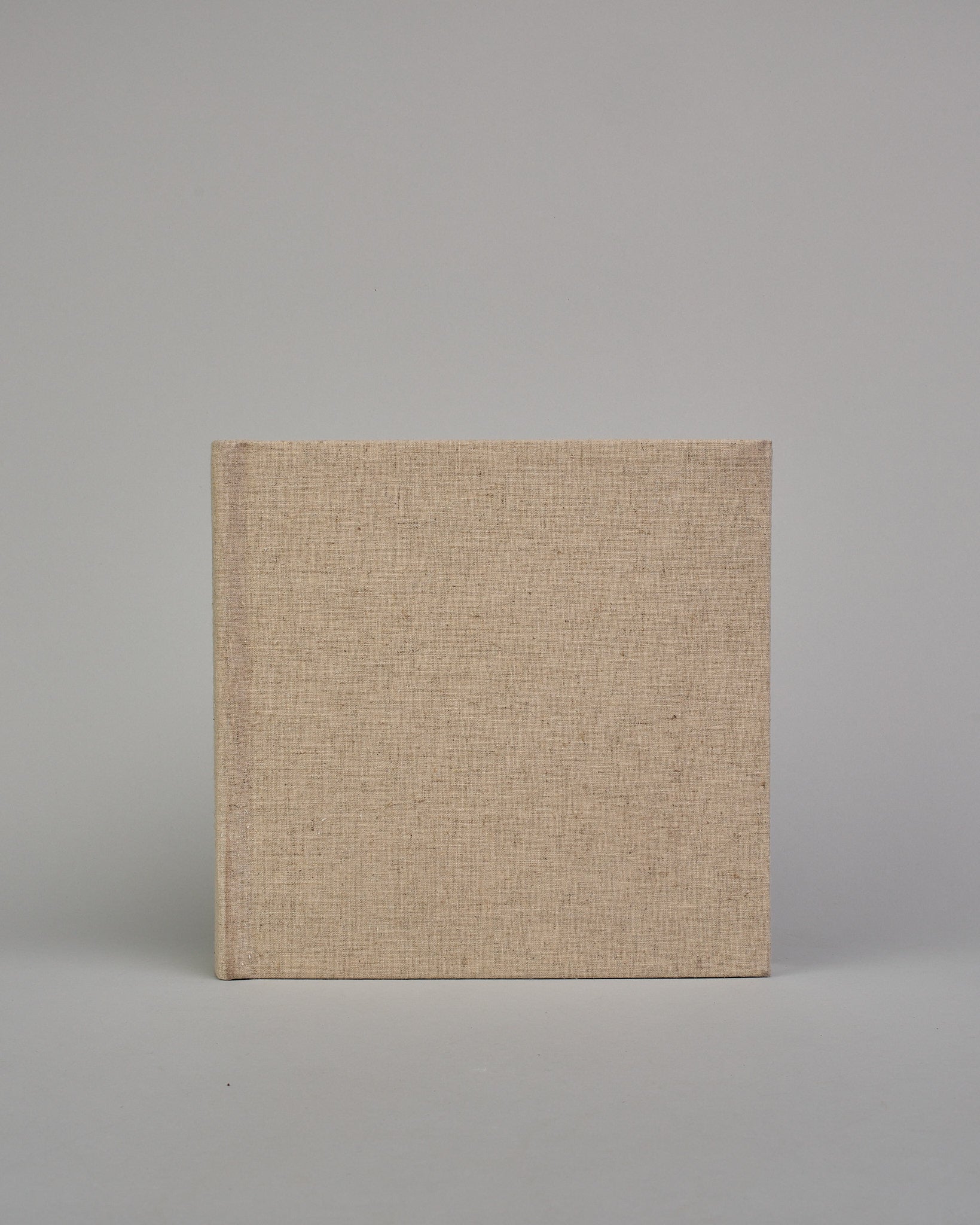 Hellbeiges quadratisches Fotoalbum mit Leineneinband und weißen Seiten #2