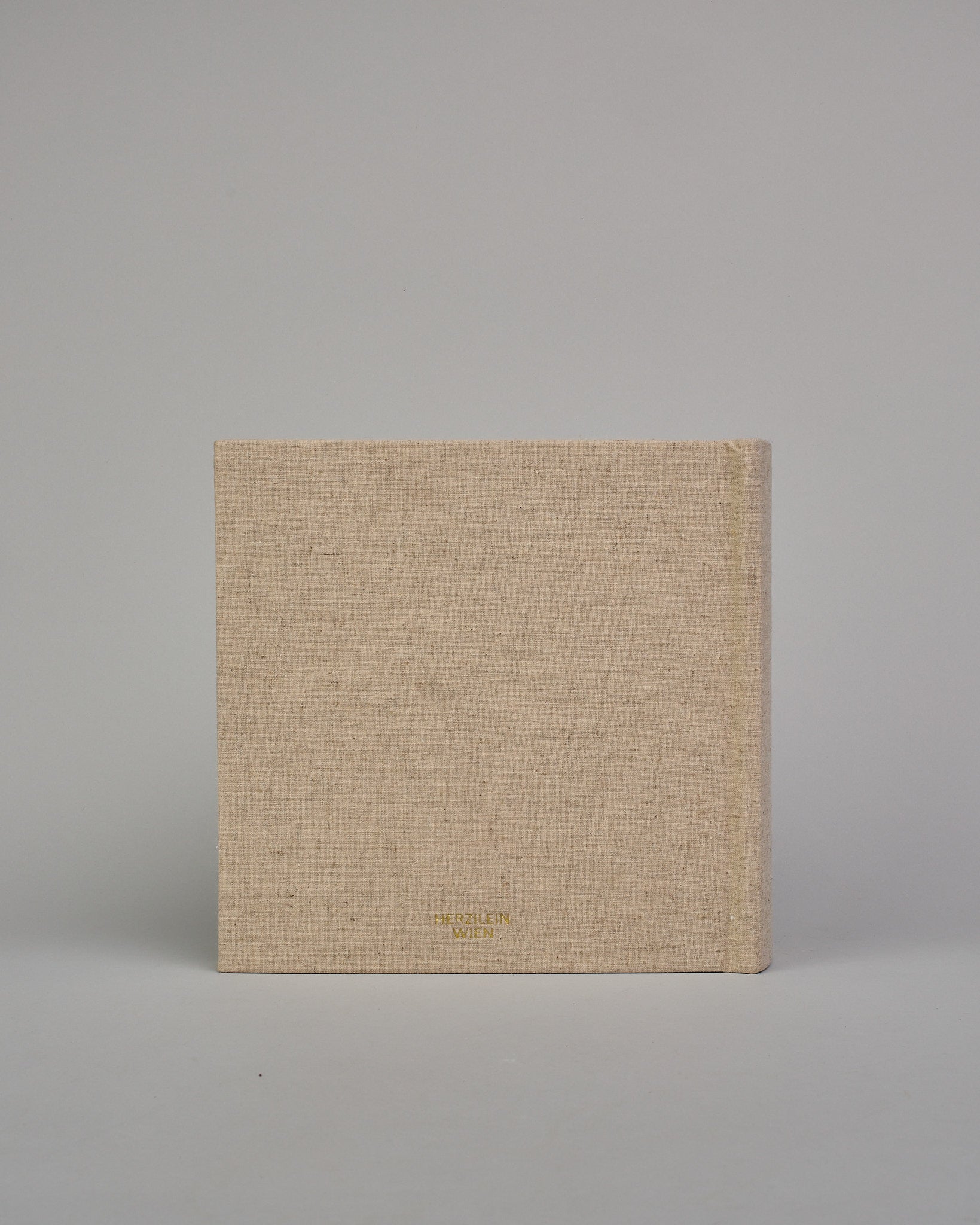 Hellbeiges quadratisches Fotoalbum mit Leineneinband und weißen Seiten #3