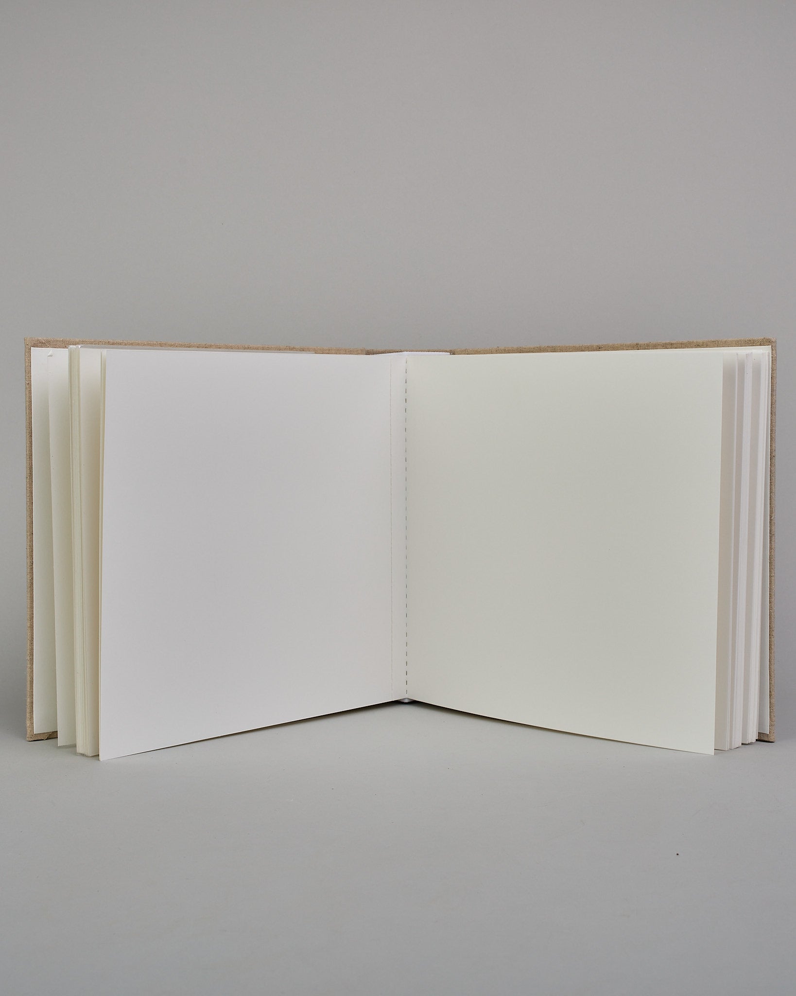 Hellbeiges quadratisches Fotoalbum mit Leineneinband und weißen Seiten #4