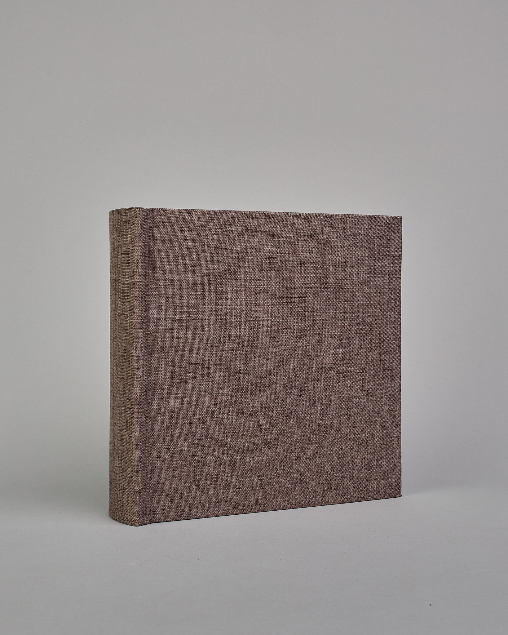 Dunkelbraunes quadratisches Fotoalbum mit Leineneinband und weißen Seiten #1