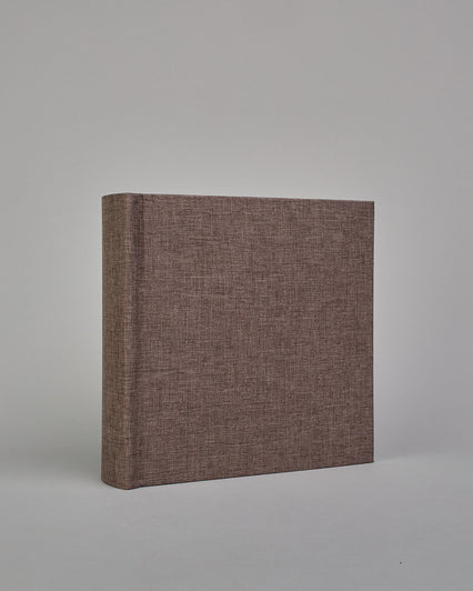 Dunkelbraunes quadratisches Fotoalbum mit Leineneinband und weißen Seiten #1