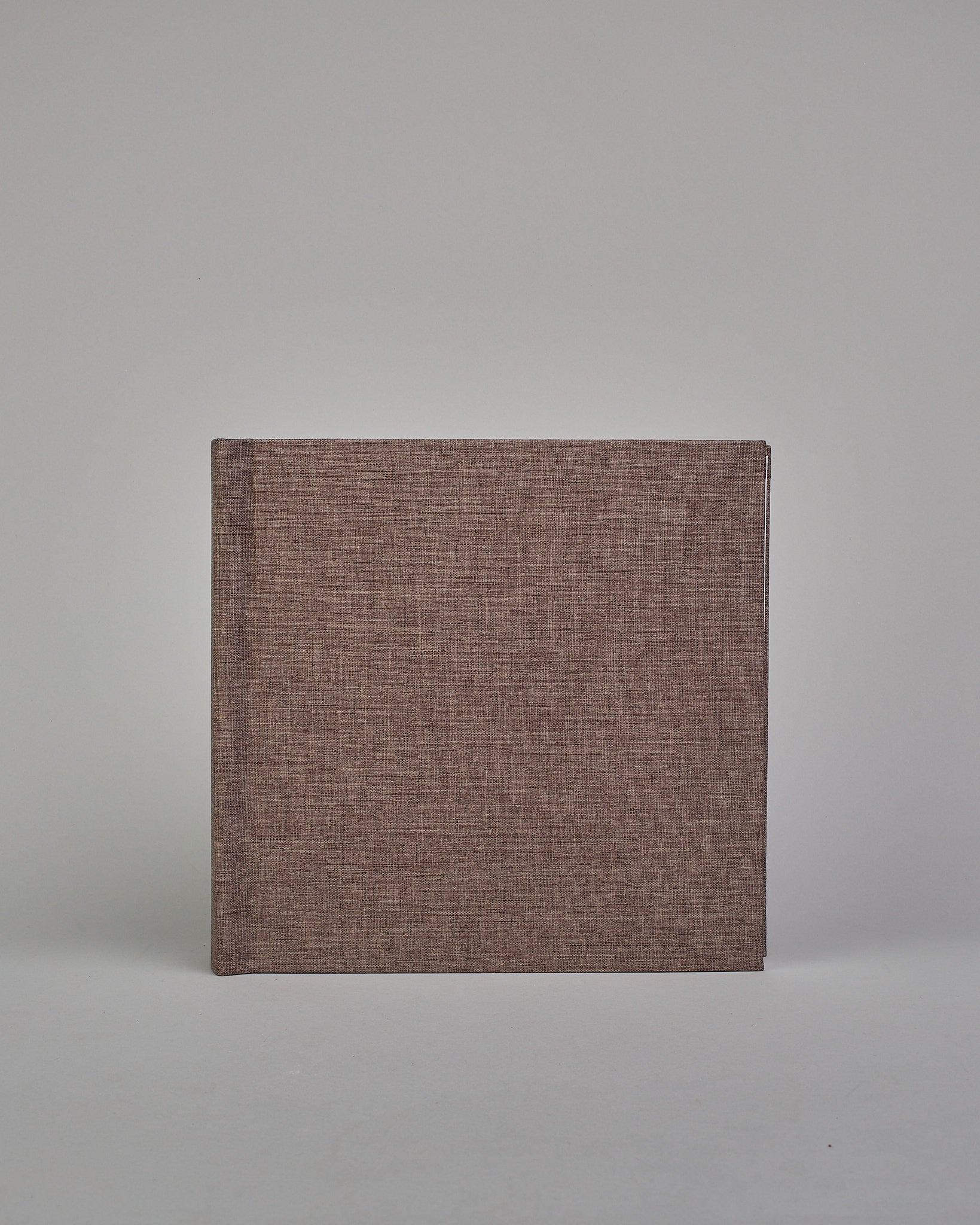 Dunkelbraunes quadratisches Fotoalbum mit Leineneinband und weißen Seiten #2