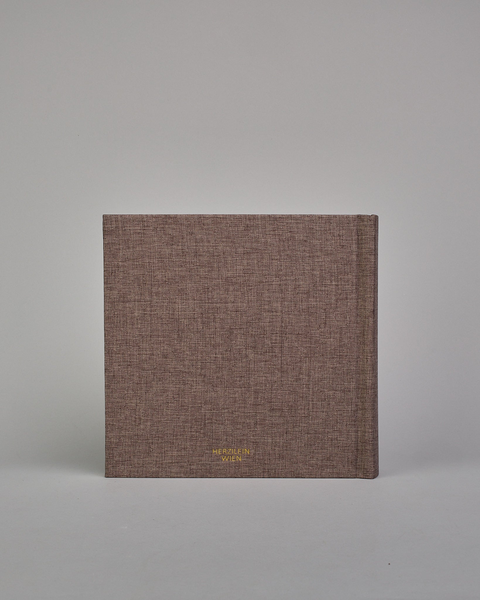 Dunkelbraunes quadratisches Fotoalbum mit Leineneinband und weißen Seiten #3