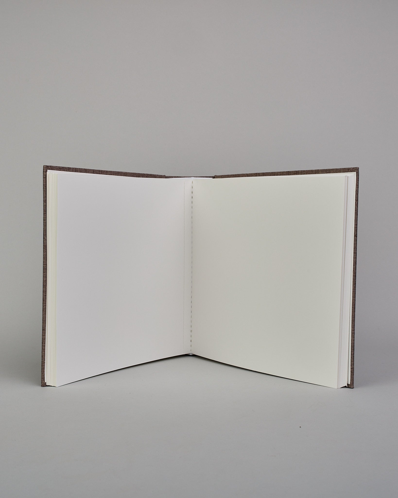 Dunkelbraunes quadratisches Fotoalbum mit Leineneinband und weißen Seiten #4