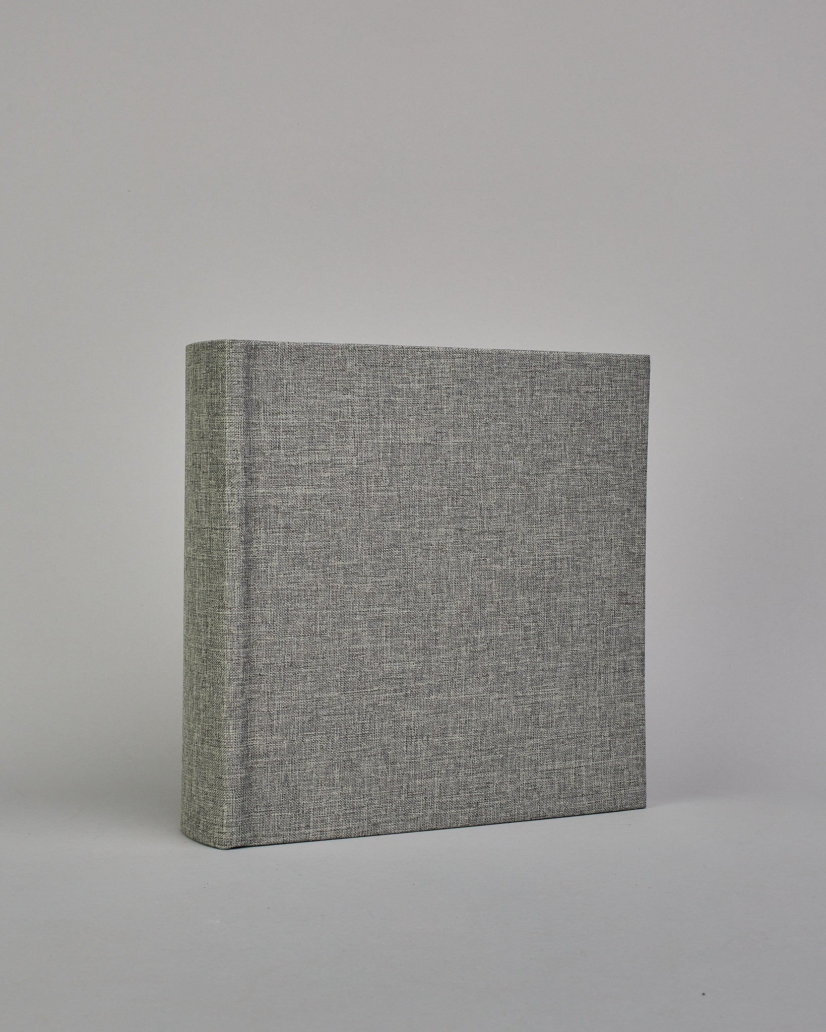 Mittelgraues quadratisches Fotoalbum mit Leineneinband und weißen Seiten #1