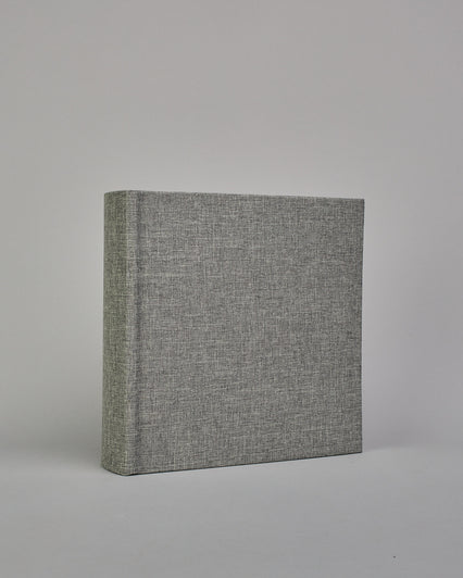 Mittelgraues quadratisches Fotoalbum mit Leineneinband und weißen Seiten #1