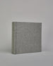 Mittelgraues quadratisches Fotoalbum mit Leineneinband und weißen Seiten #1