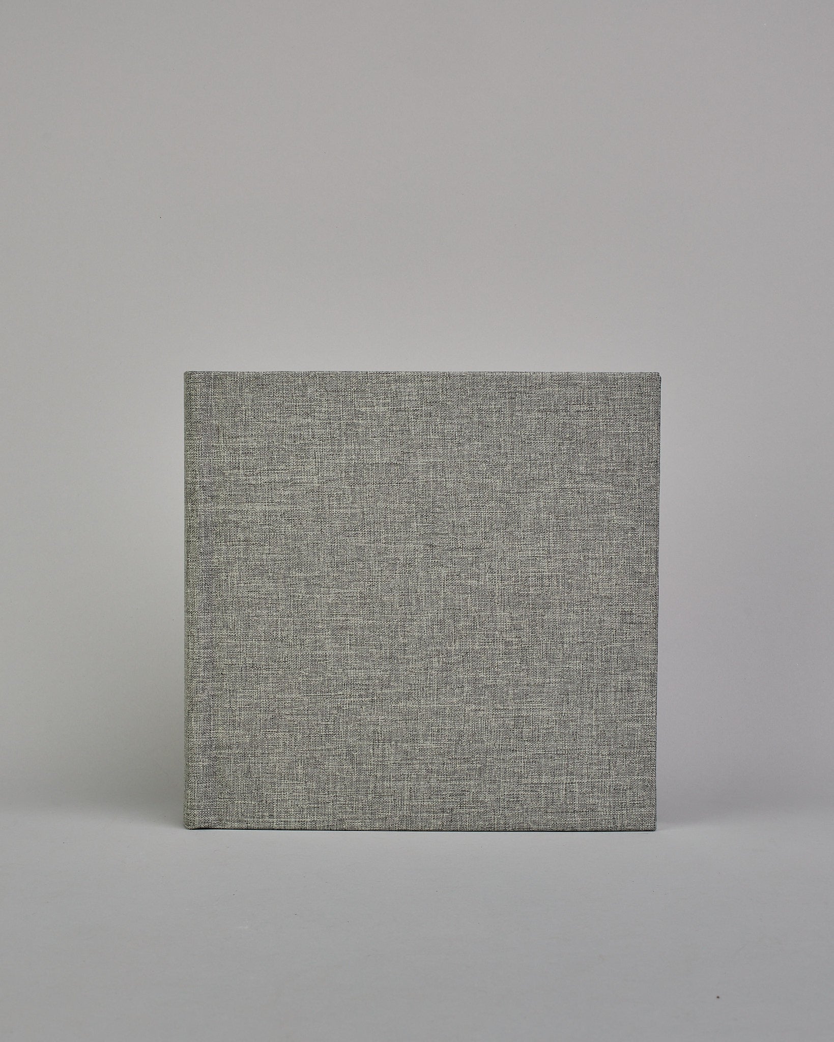 Mittelgraues quadratisches Fotoalbum mit Leineneinband und weißen Seiten #2