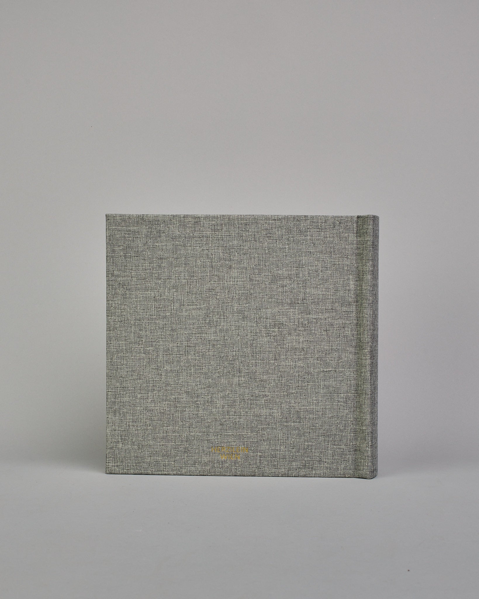 Mittelgraues quadratisches Fotoalbum mit Leineneinband und weißen Seiten #3