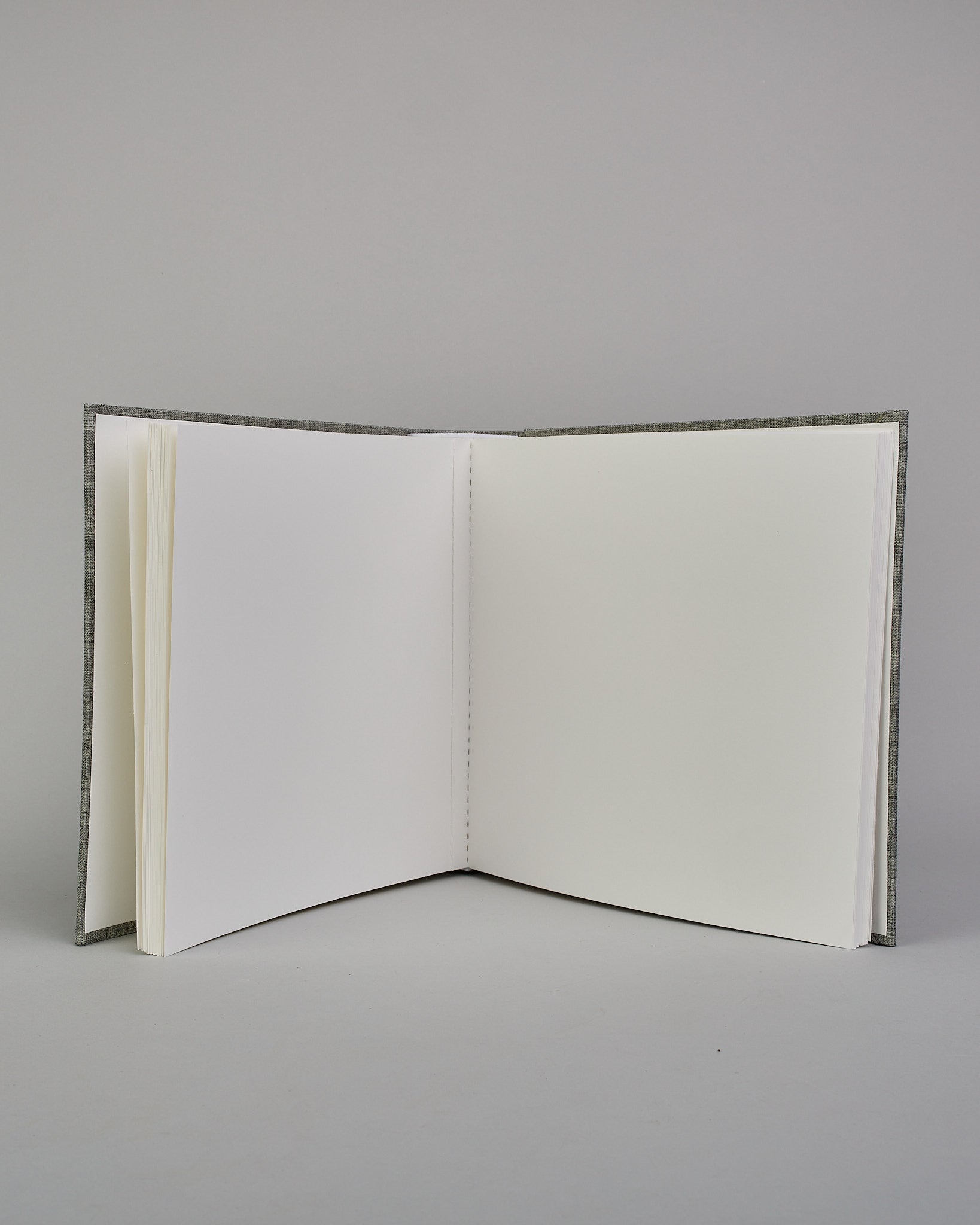 Mittelgraues quadratisches Fotoalbum mit Leineneinband und weißen Seiten #4
