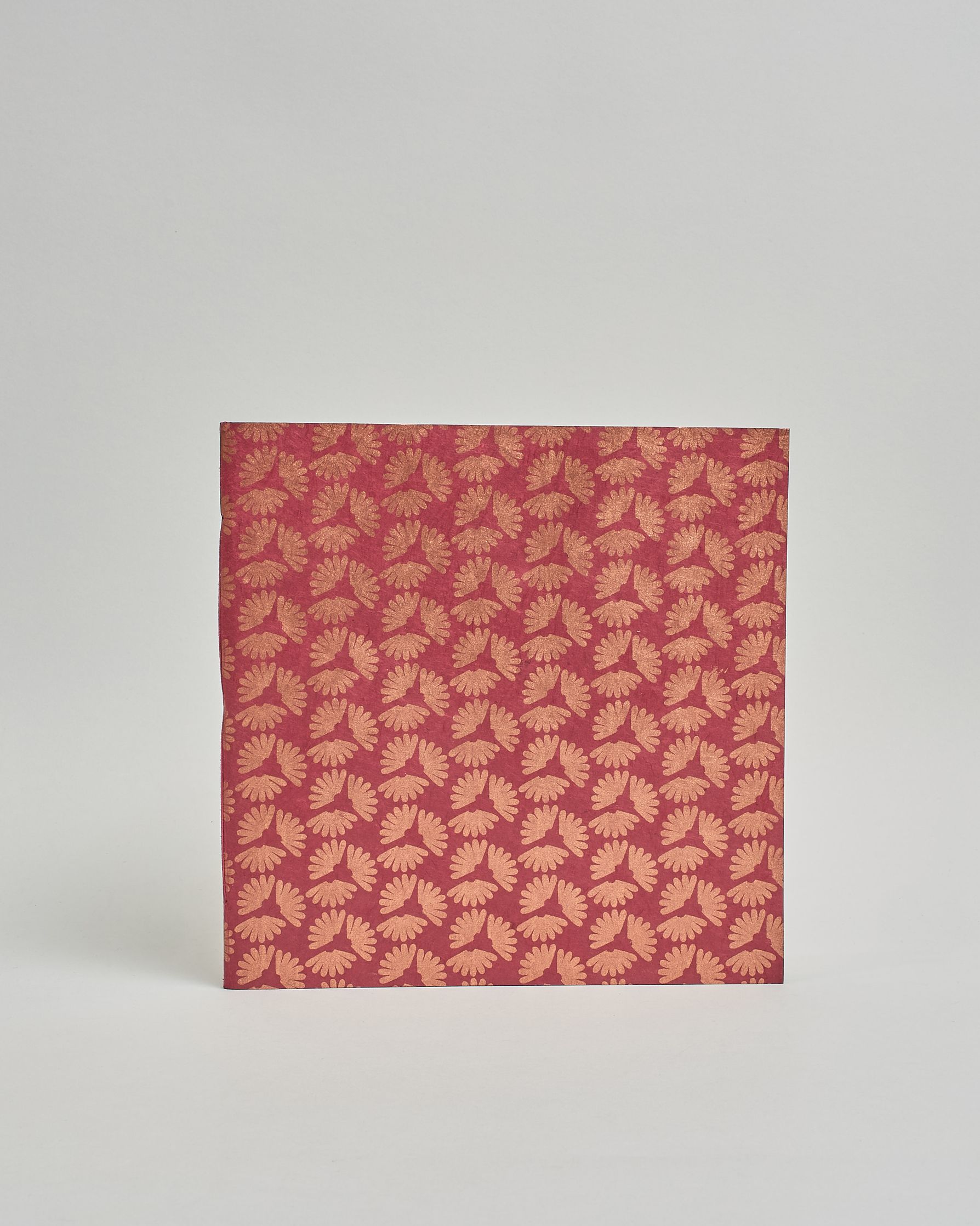 Ein Quadratisches Fotoalbum oder Gästebuch mit Softcover in hellrosaner Grundfarbe und darauf roséfarbene kleine Herzen, die über das ganze Cover verteilt sind. #2