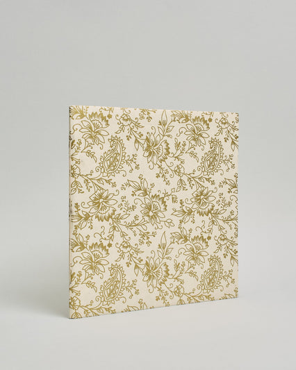 Ein Quadratisches Fotoalbum oder Gästebuch mit Softcover in naturweißer Grundfarbe und darauf goldene Blumen, die über das ganze Cover verteilt sind. #1