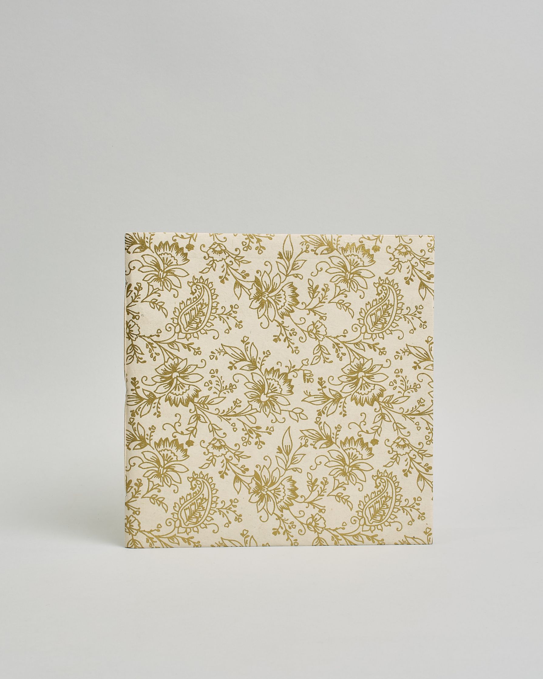 Ein Quadratisches Fotoalbum oder Gästebuch mit Softcover in naturweißer Grundfarbe und darauf goldene Blumen, die über das ganze Cover verteilt sind. #2