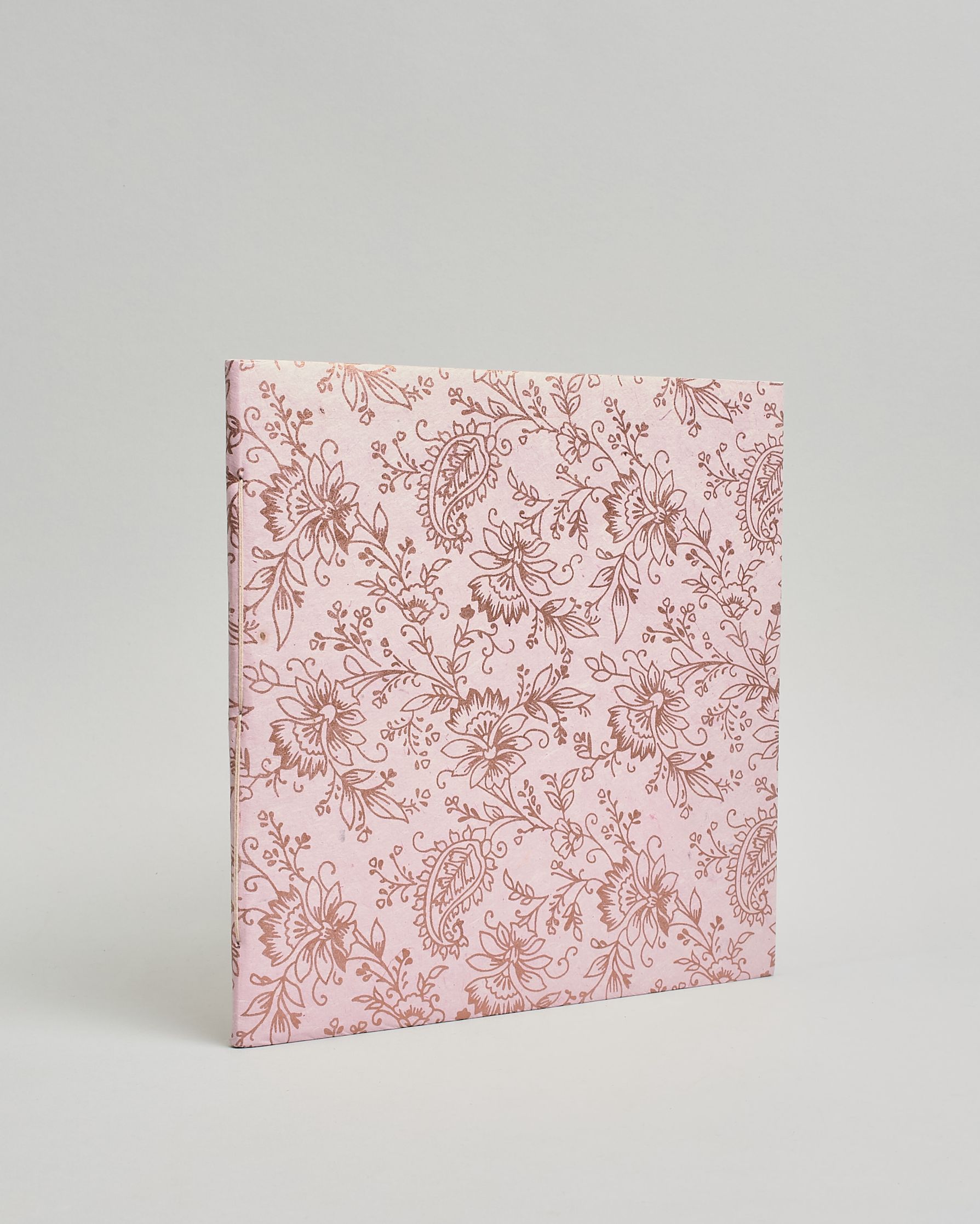 Ein Quadratisches Fotoalbum oder Gästebuch mit Softcover in hellrosaner Grundfarbe und darauf roséfarbene Blumen, die über das ganze Cover verteilt sind. #1