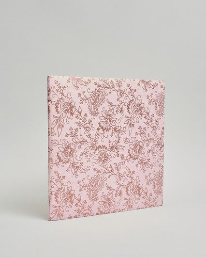 Ein Quadratisches Fotoalbum oder Gästebuch mit Softcover in hellrosaner Grundfarbe und darauf roséfarbene Blumen, die über das ganze Cover verteilt sind. #1