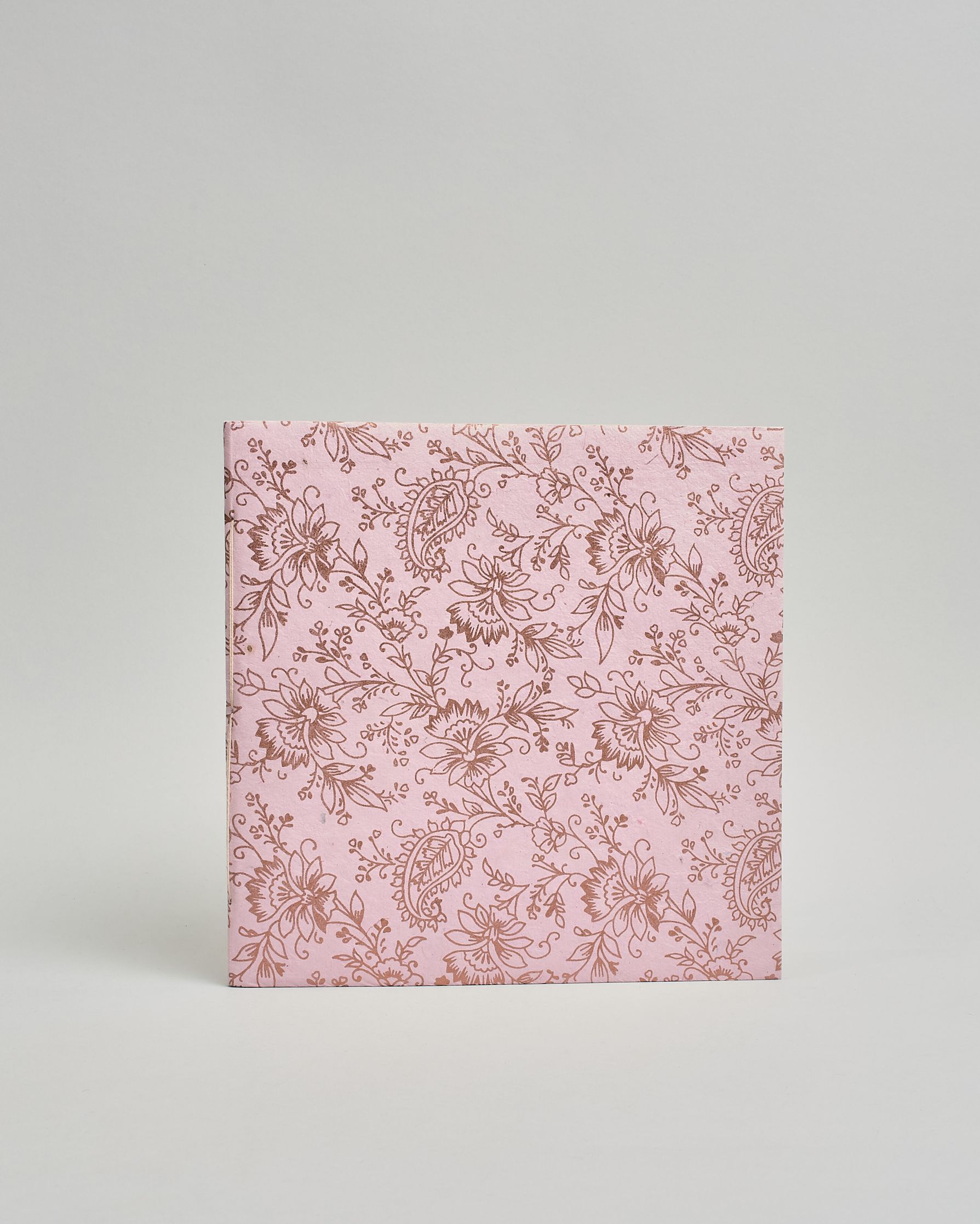 Ein Quadratisches Fotoalbum oder Gästebuch mit Softcover in hellrosaner Grundfarbe und darauf roséfarbene Blumen, die über das ganze Cover verteilt sind. #2