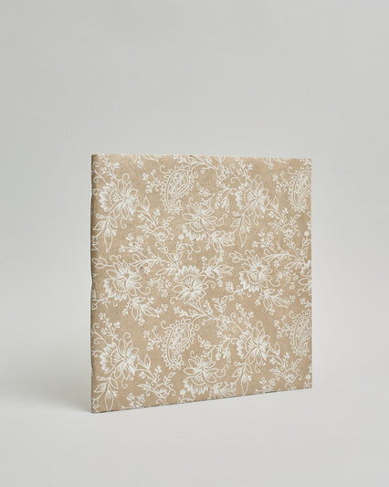 Ein Quadratisches Fotoalbum oder Gästebuch mit Softcover in beiger Grundfarbe und darauf weiße Blumen, die über das ganze Cover verteilt sind. #1