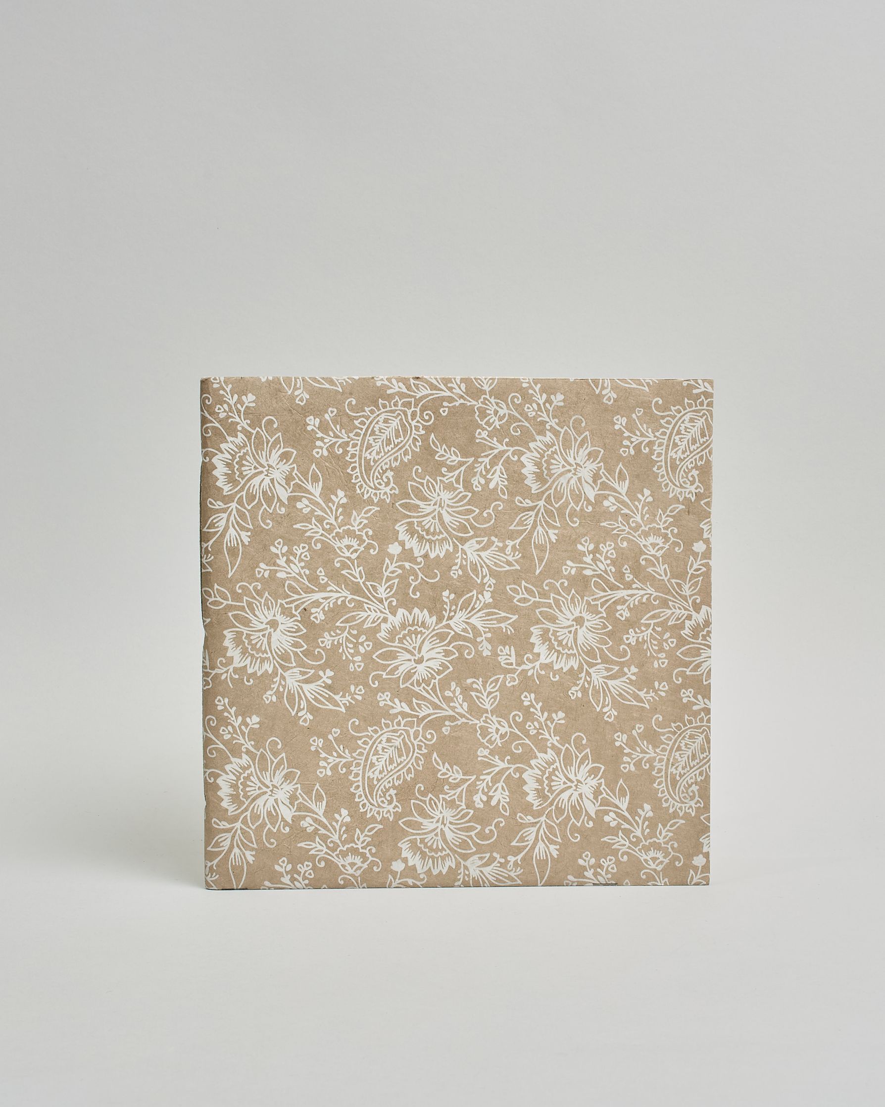 Ein Quadratisches Fotoalbum oder Gästebuch mit Softcover in beiger Grundfarbe und darauf weiße Blumen, die über das ganze Cover verteilt sind. #2