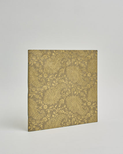 Ein Quadratisches Fotoalbum oder Gästebuch mit Softcover in grüner Grundfarbe und drauf ein klassisches Muster #1