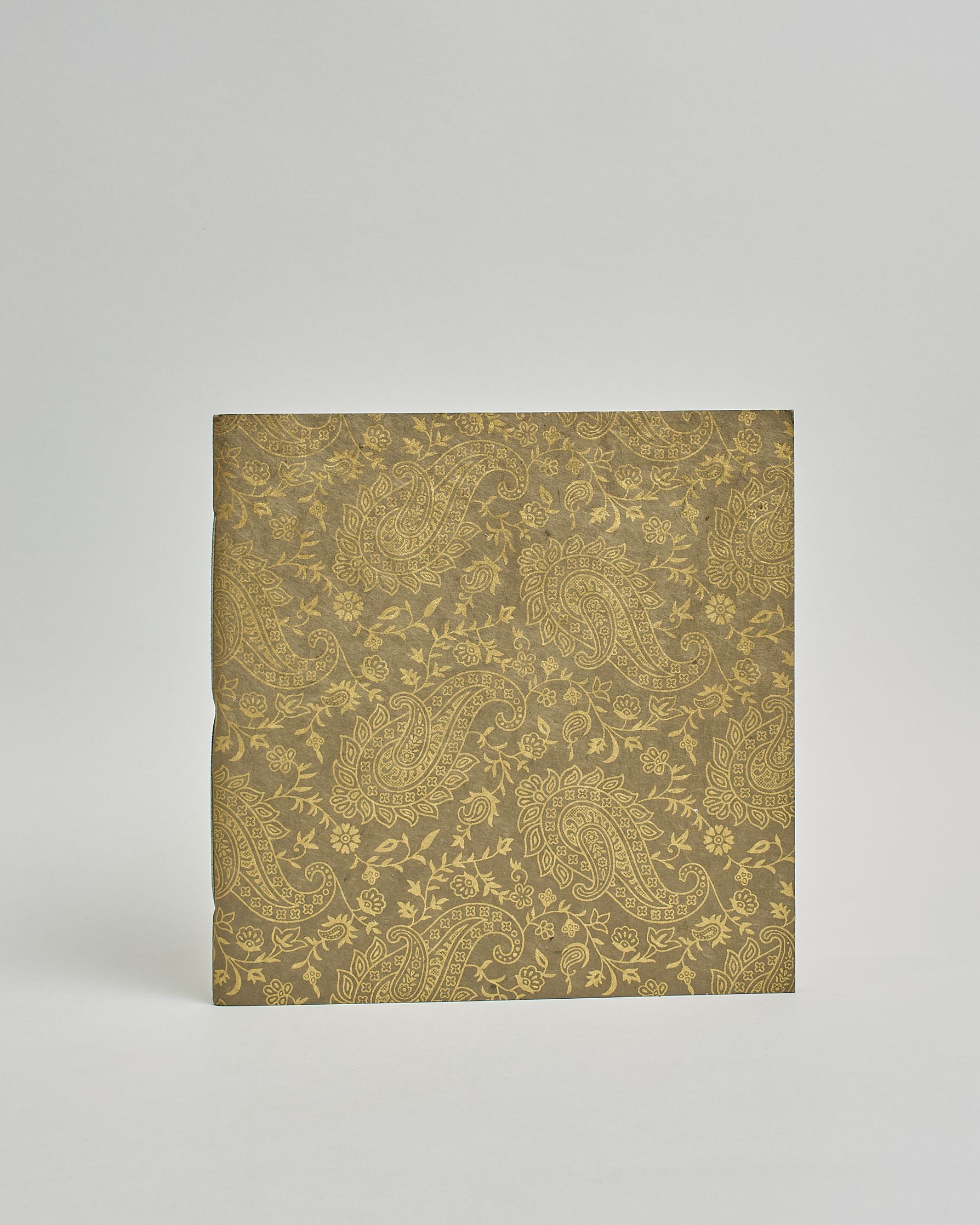 Ein Quadratisches Fotoalbum oder Gästebuch mit Softcover in grüner Grundfarbe und drauf ein klassisches Muster #2