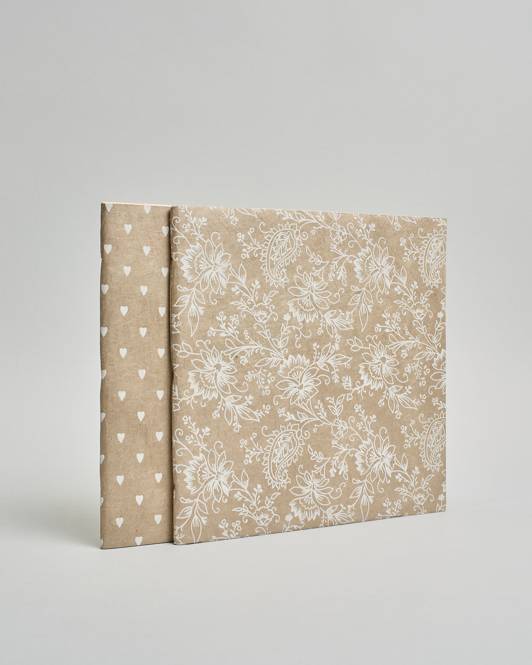 Ein Quadratisches Fotoalbum oder Gästebuch mit Softcover in hellrosaner Grundfarbe und darauf roséfarbene kleine Herzen, die über das ganze Cover verteilt sind. #3