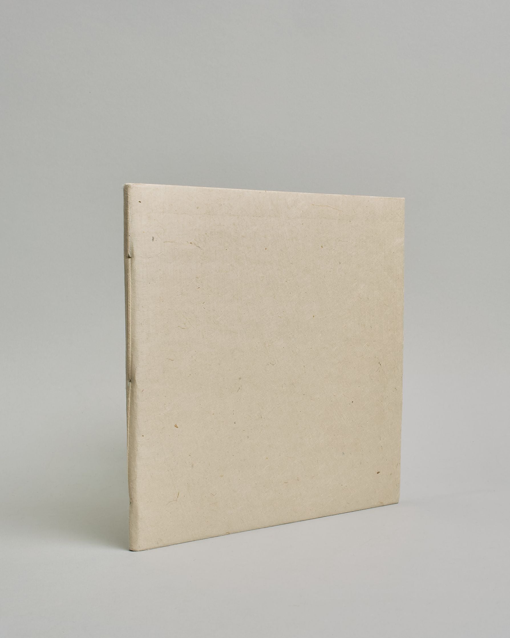 Ein Quadratisches Fotoalbum oder Gästebuch mit Softcover einfärbig in naturweiß.