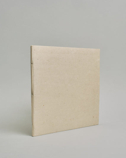 Ein Quadratisches Fotoalbum oder Gästebuch mit Softcover einfärbig in naturweiß.