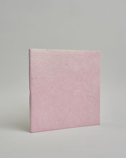Ein Quadratisches Fotoalbum oder Gästebuch mit Softcover einfärbig in hellrosa.