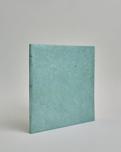 Ein Quadratisches Fotoalbum oder Gästebuch mit Softcover einfärbig in hellblau.