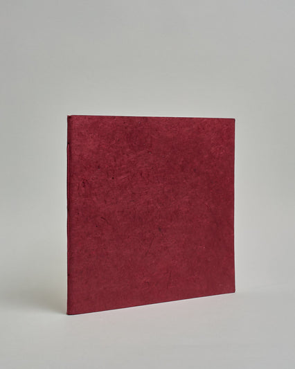 Ein Quadratisches Fotoalbum oder Gästebuch mit Softcover einfärbig in dunkelrot