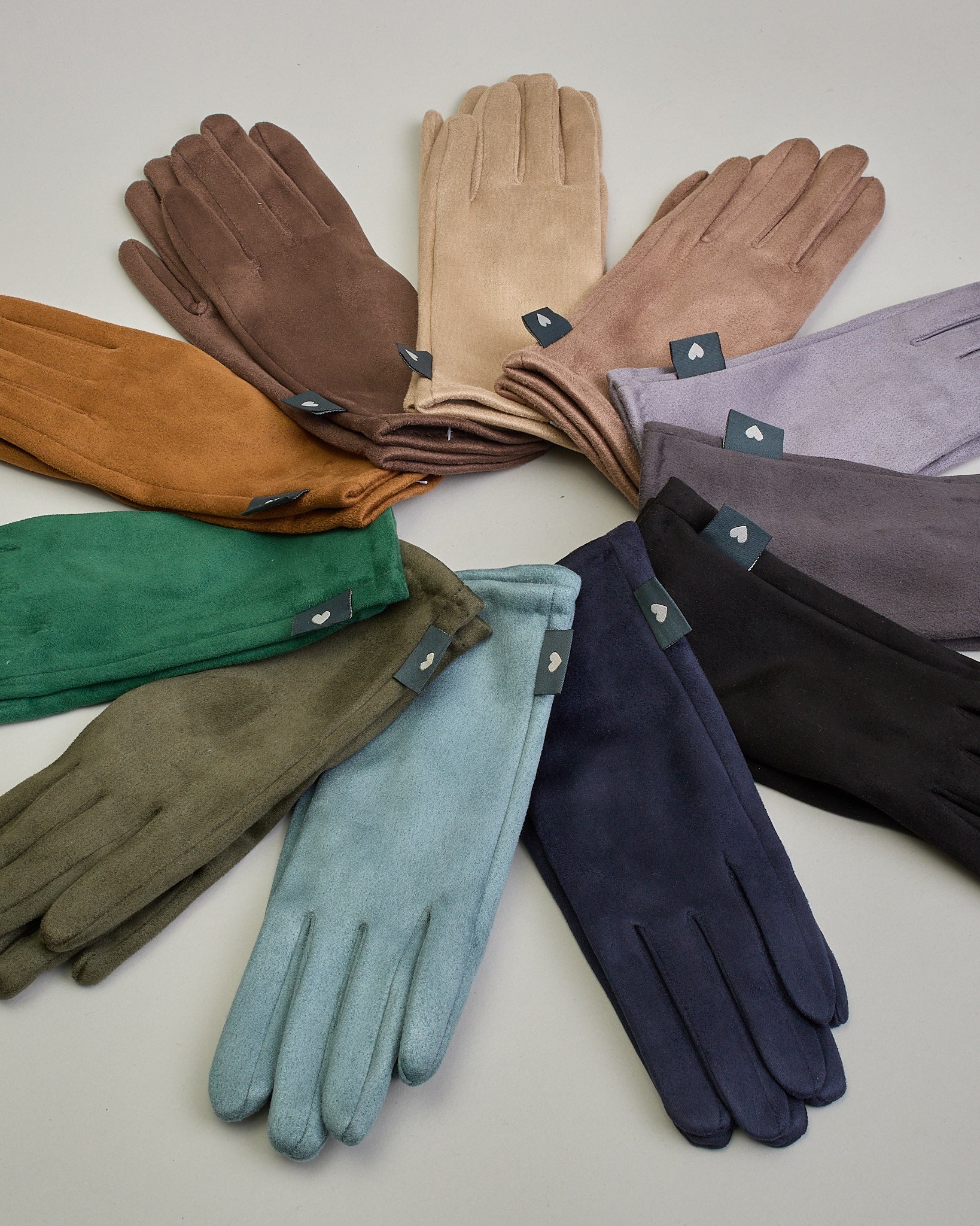 Senfgelbe Handschuhe in Velourlederoptik mit eingestickter Blume auf dem Daumen und Zeigefinger als Bedienungshife für das Handy.