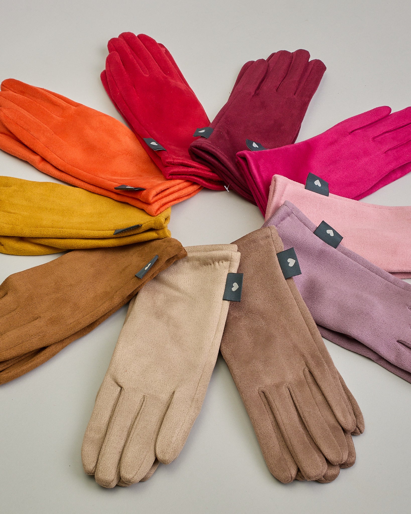 Senfgelbe Handschuhe in Velourlederoptik mit eingestickter Blume auf dem Daumen und Zeigefinger als Bedienungshife für das Handy.