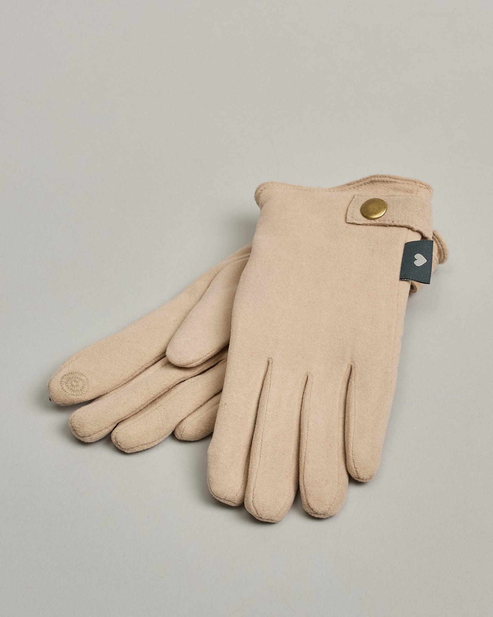 Cremefarbene Handschuhe in Velourlederoptik und flauschigem Futter mit eingestickter Blume auf dem Daumen und Zeigefinger als Bedienungshife für das Handy. QH-HH-GD-001.cre