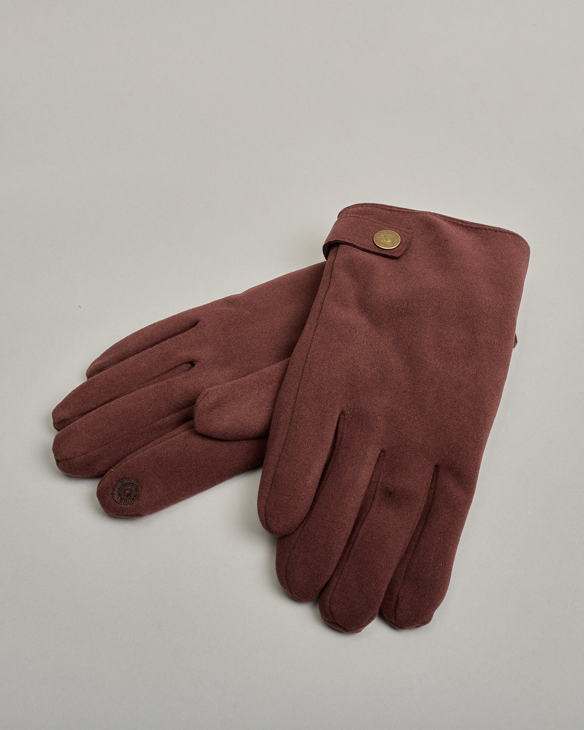 Braune Handschuhe für Herren in Velourlederoptik und flauschigem Futter mit eingesticktem Kreis auf dem Daumen und Zeigefinger als Bedienungshife für das Handy.