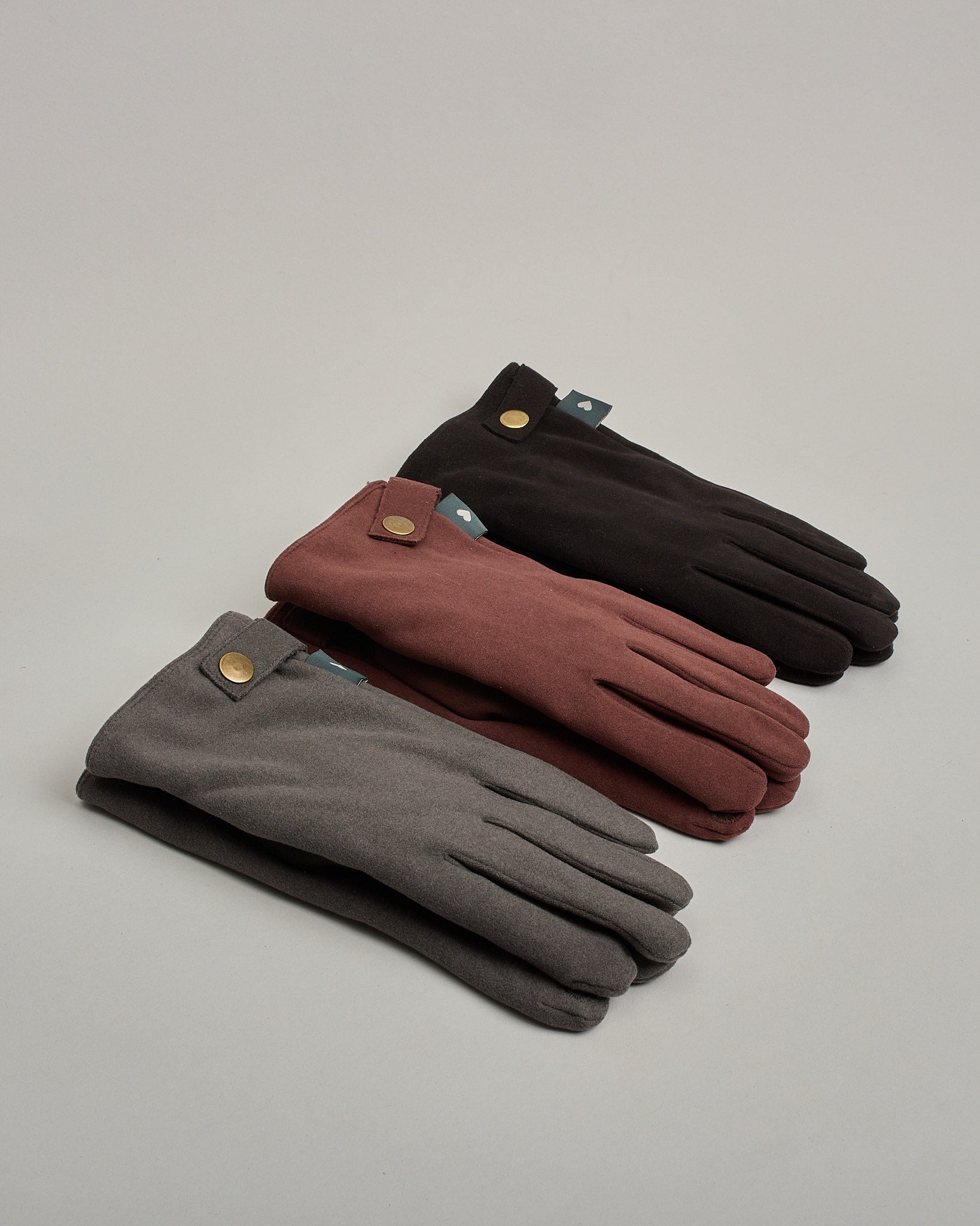 Schwarze Handschuhe für Herren in Velourlederoptik und flauschigem Futter mit eingesticktem Kreis auf dem Daumen und Zeigefinger als Bedienungshife für das Handy.