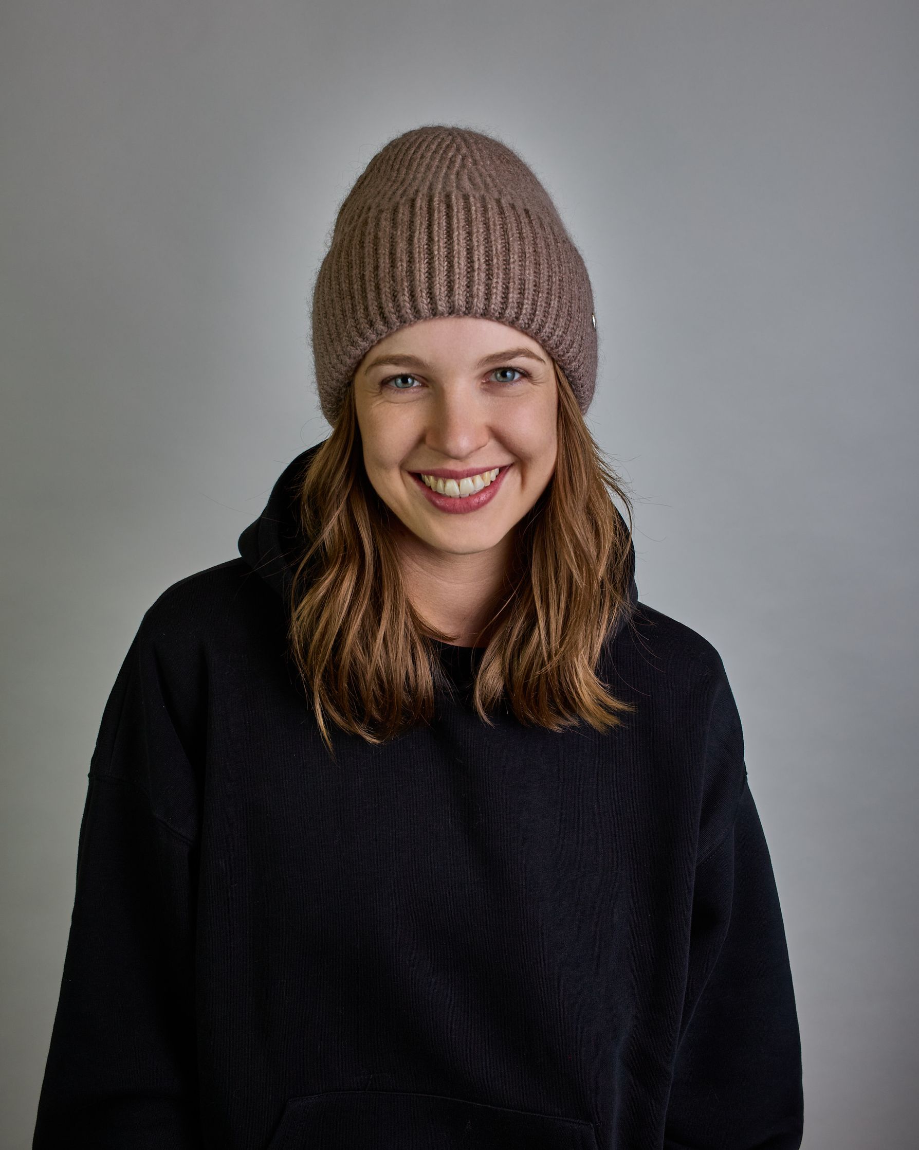 Beige Ripp-Haube mit kleinem silberenen Herz-Anhänger auf der vorderen linken Seite. #2