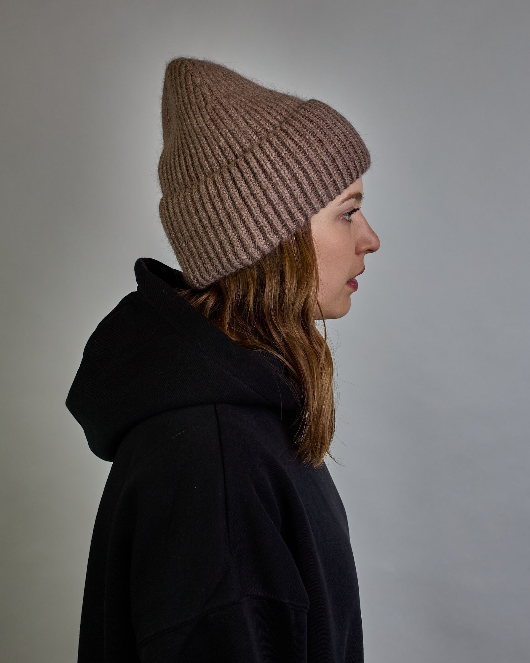 Beige Ripp-Haube mit kleinem silberenen Herz-Anhänger auf der vorderen linken Seite. #3