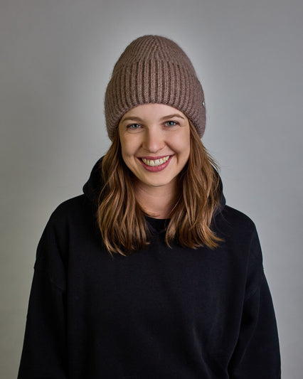 Beige Ripp-Haube mit kleinem silberenen Herz-Anhänger auf der vorderen linken Seite. #1