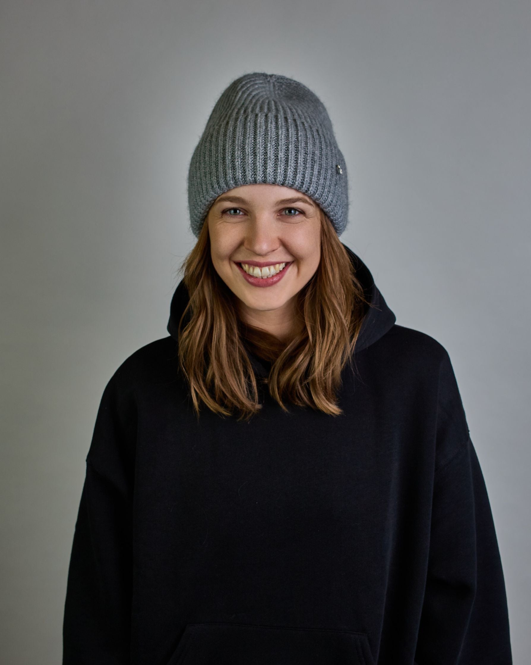 Graue Ripp-Haube mit kleinem silberenen Herz-Anhänger auf der vorderen linken Seite. #4