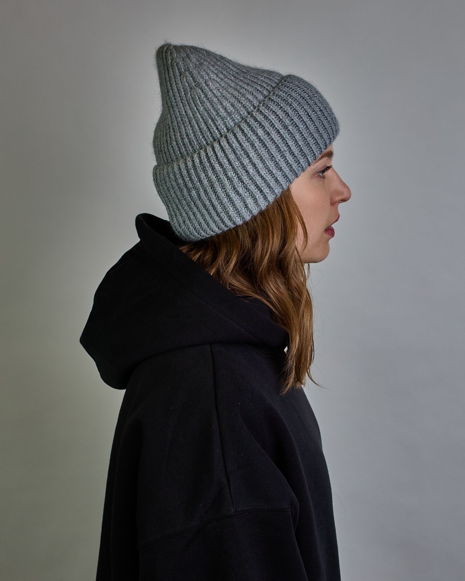 Graue Ripp-Haube mit kleinem silberenen Herz-Anhänger auf der vorderen linken Seite. #5