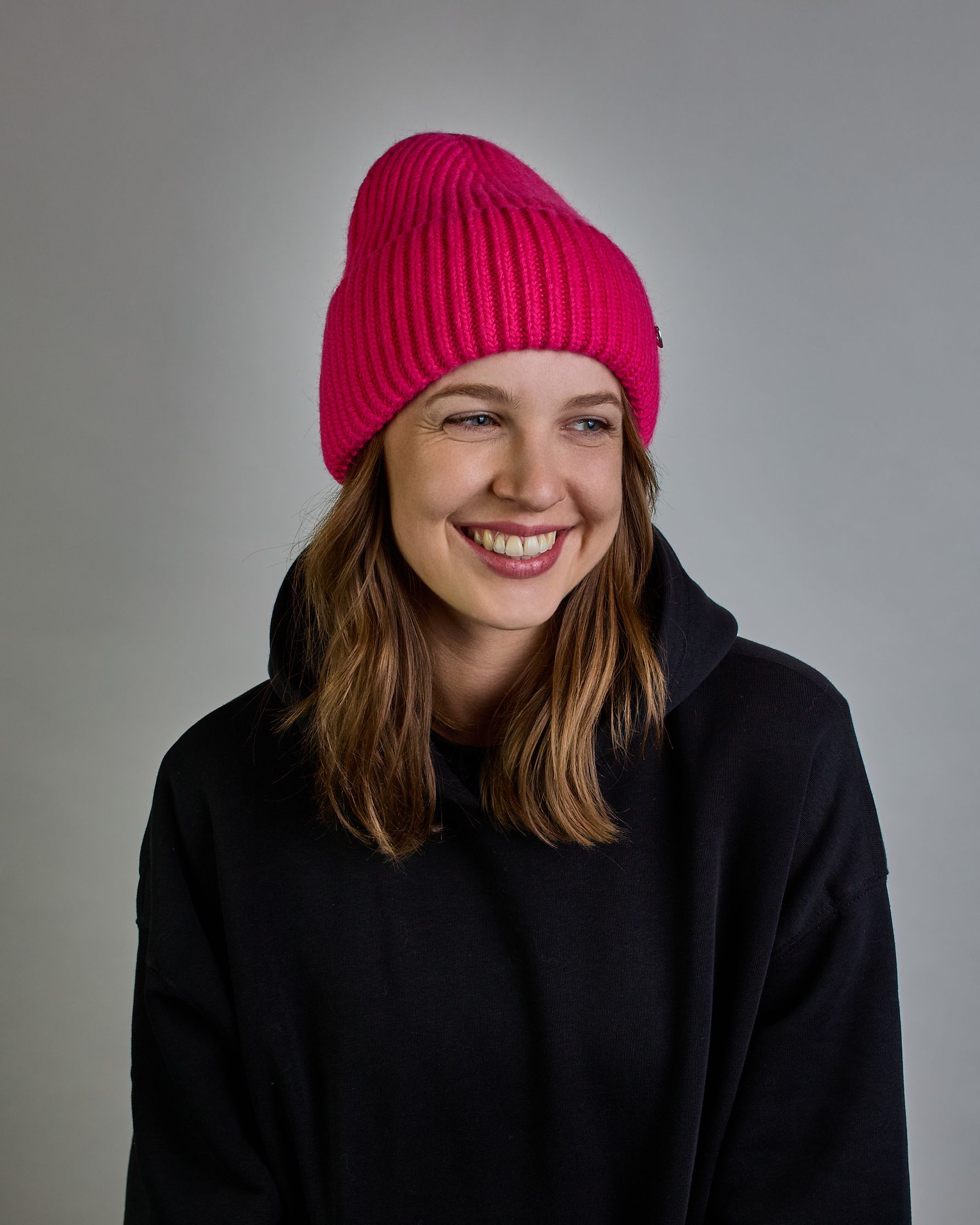 Pinke Ripp-Haube mit kleinem silberenen Herz-Anhänger auf der vorderen linken Seite. #2