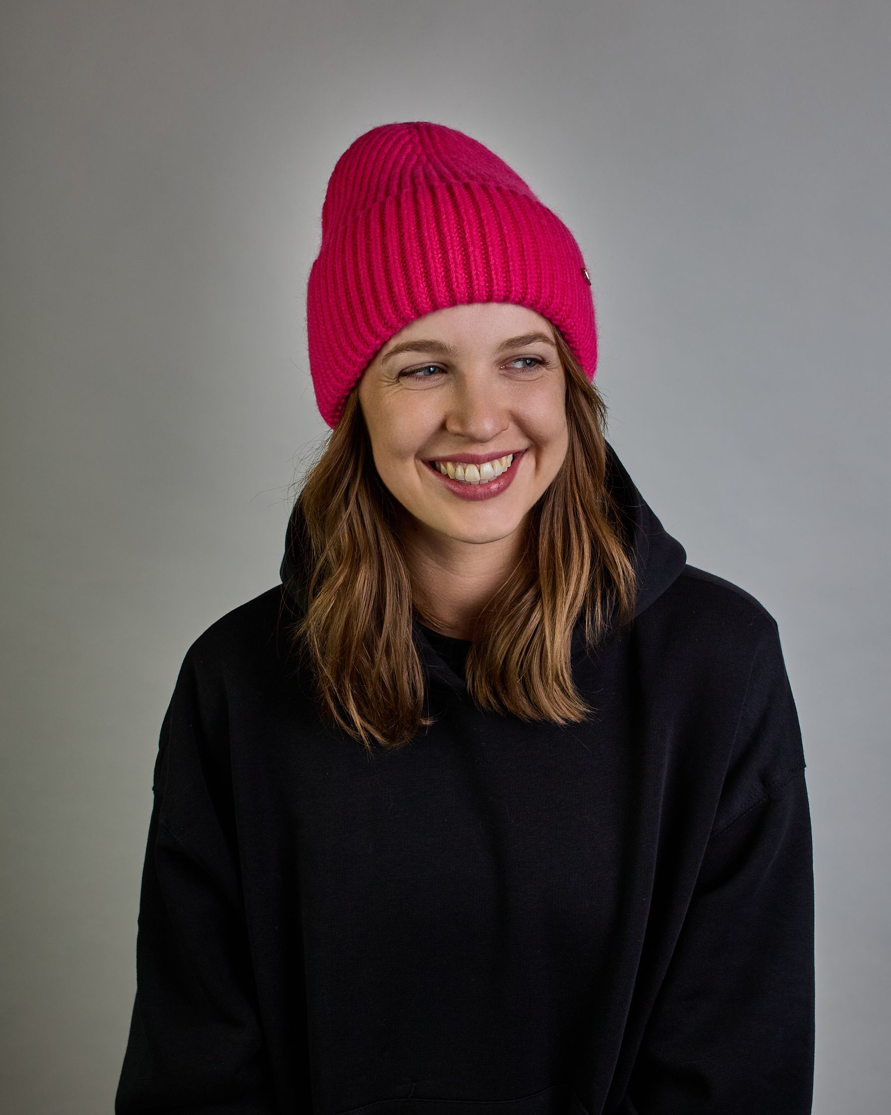 Pinke Ripp-Haube mit kleinem silberenen Herz-Anhänger auf der vorderen linken Seite. #3