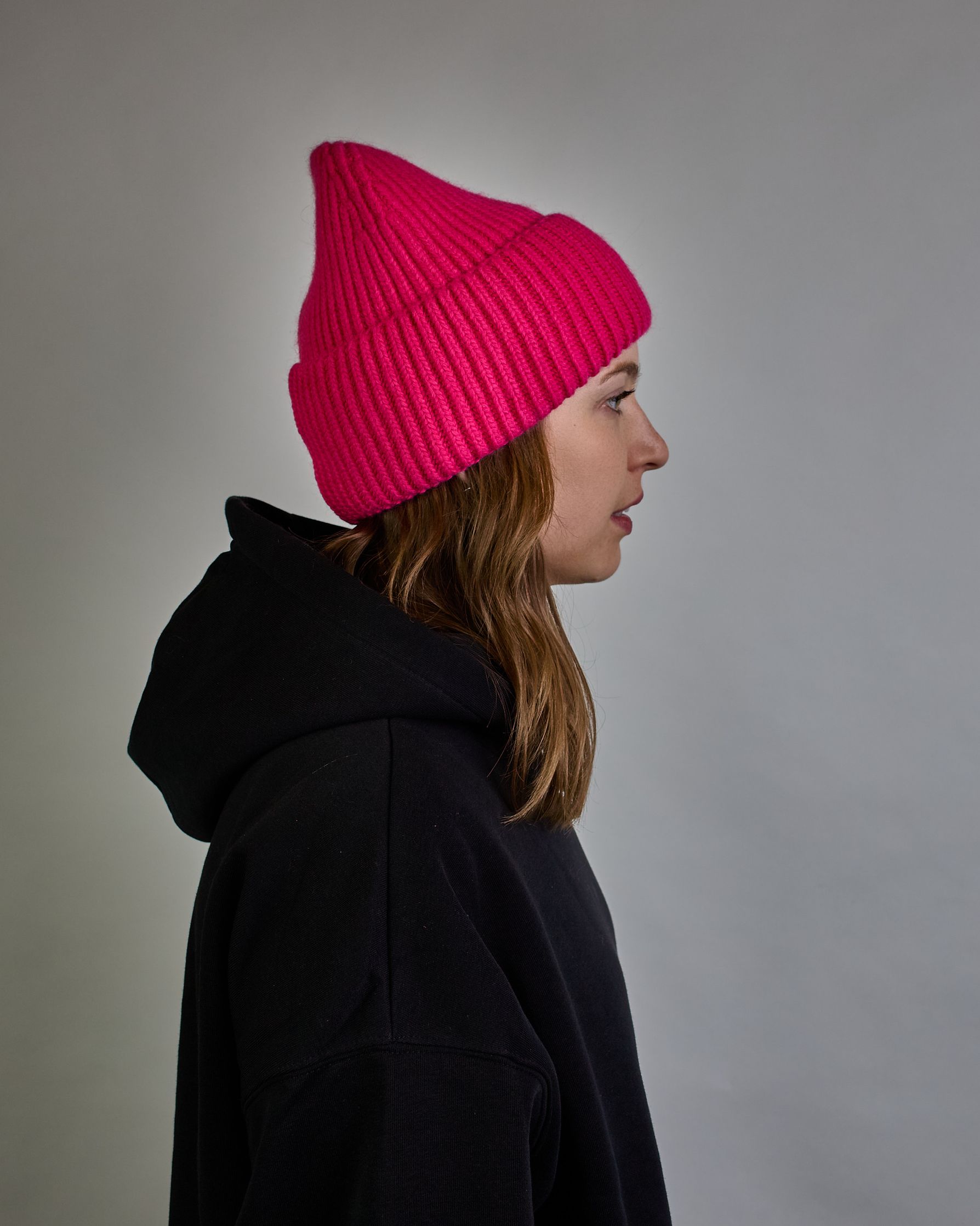 Pinke Ripp-Haube mit kleinem silberenen Herz-Anhänger auf der vorderen linken Seite. #4