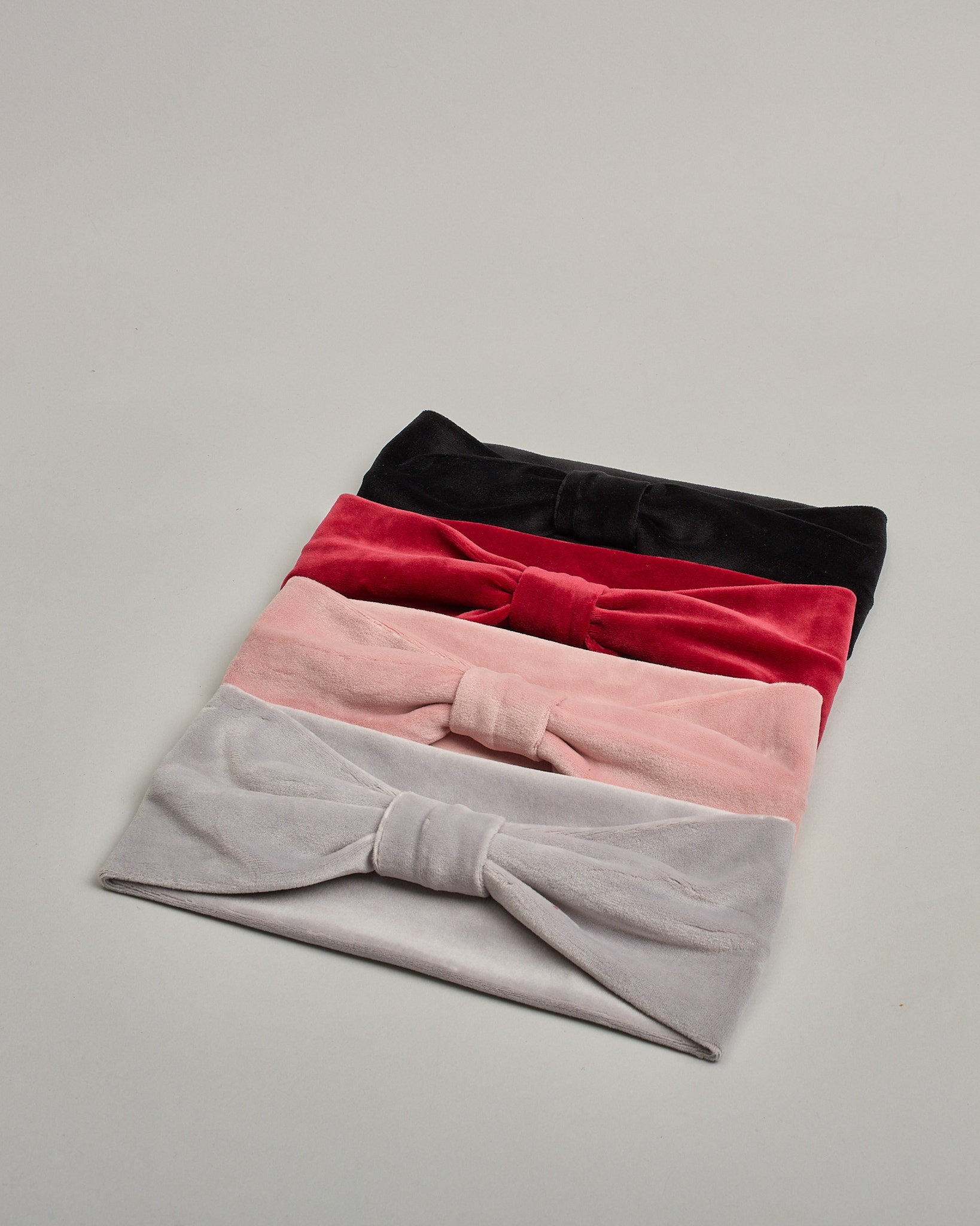 Rosa Stirnband aus Samt Stoff mit Klotendetail vorne. #1